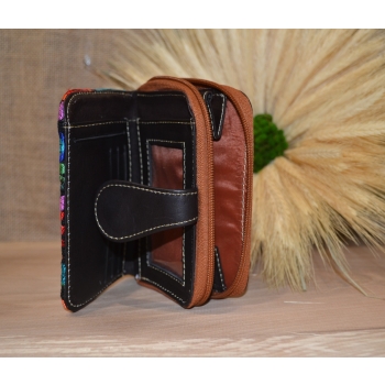 Portmonetka z brązowej skóry z kolorowym kwiatowym haftem.